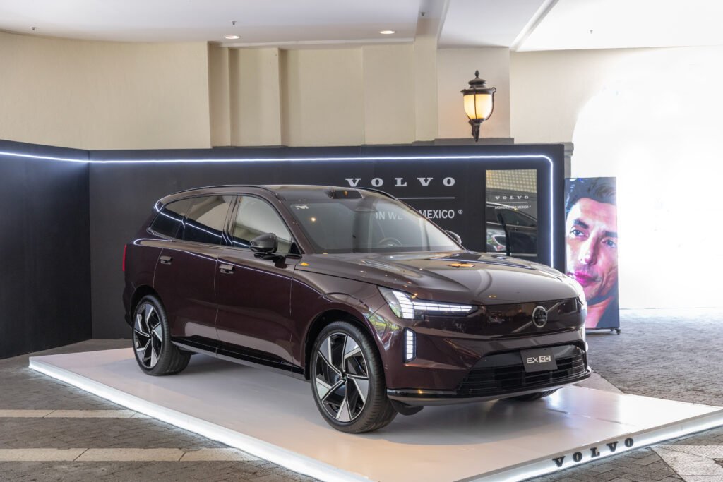 Volvo Fashion Week México fusionó moda, sustentabilidad e innovación automotriz con la presentación de la Volvo EX90 y colecciones de diseñadores mexicanos.
